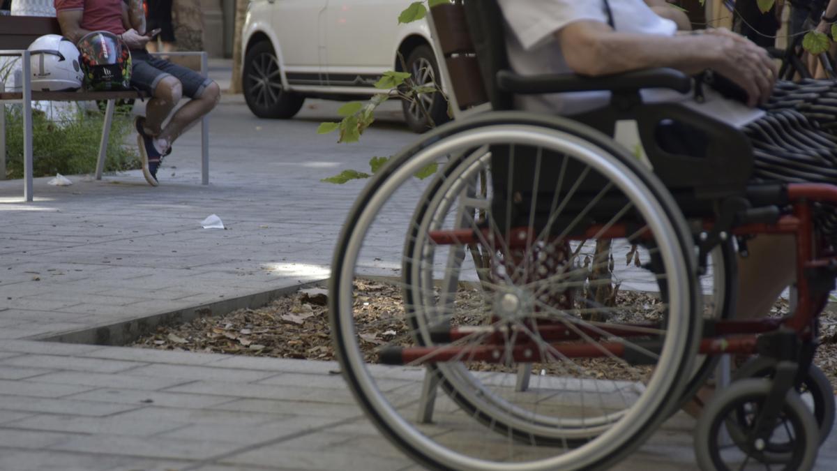 Una persona en silla de ruedas.