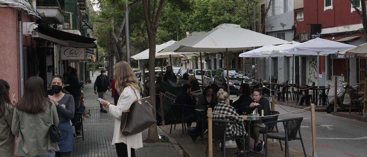 Una terraza en la calle Aníbal del barrio de Santa Catalina, en Palma