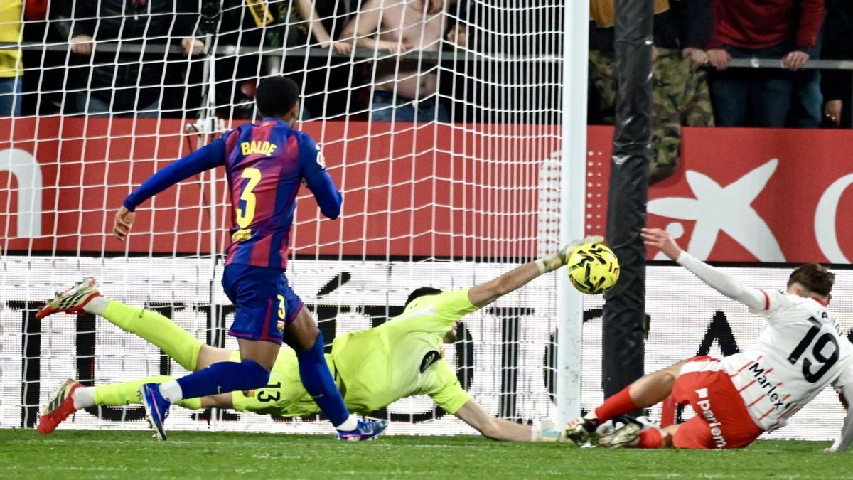 La parada de Joan Garcia ante el tiro a bocajarro de Vanat.