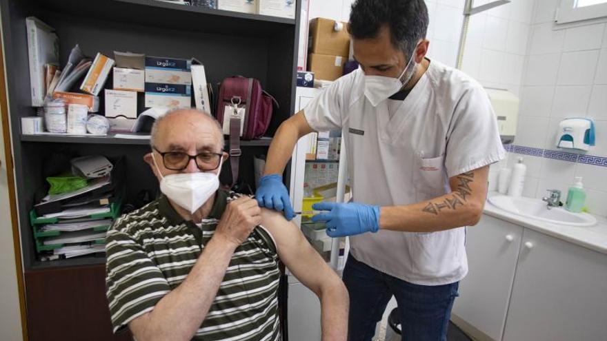 La vacunación avanza en un centro de Navarrés, ayer.  | PERALES IBORRA