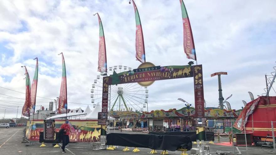 La Feria de Navidad de Puerto de la Cruz permanecía cerrada en la tarde de ayer, en la explanada del muelle. | | R.S.