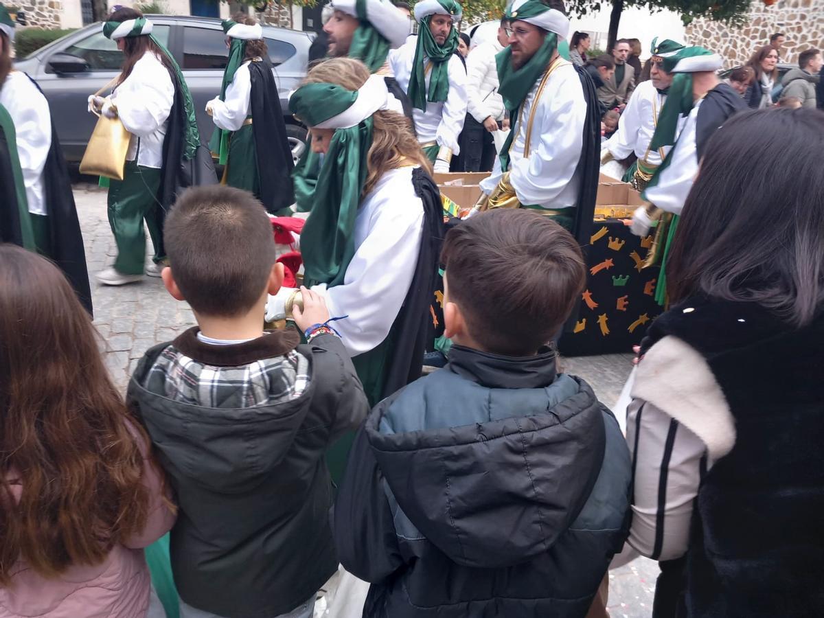 Niños disfrutando de la Cabalgata en Palma del Río.