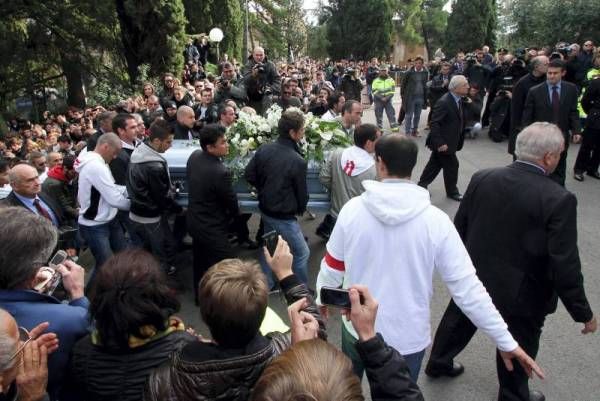 Miles de personas asisten al funeral de Marco Simoncelli