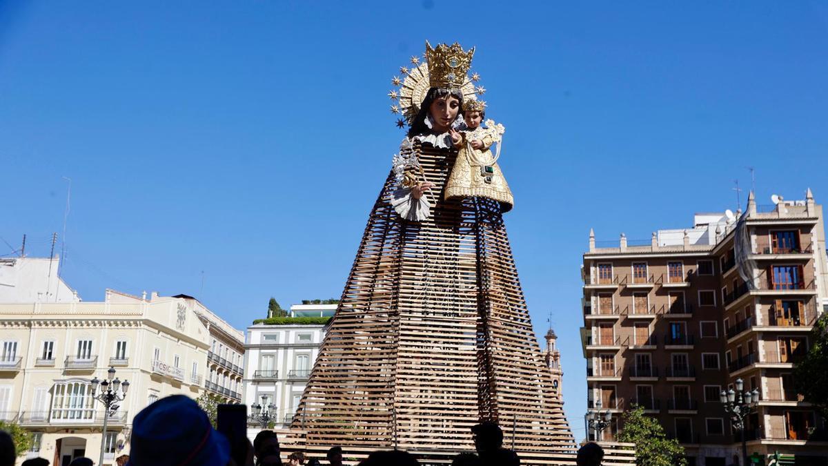 La Virgen ya está preparada para recibir a los falleros en la Ofrenda