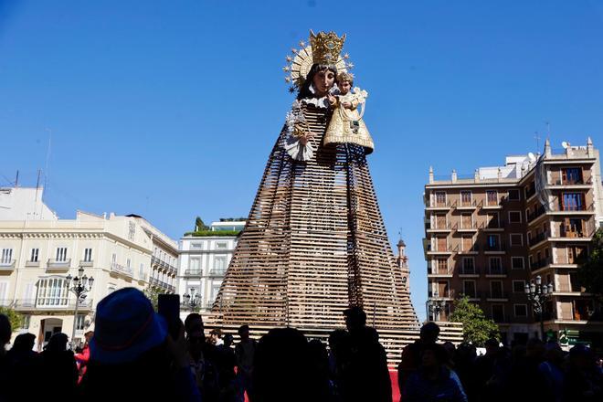 La Virgen ya está preparada para recibir a los falleros en la Ofrenda