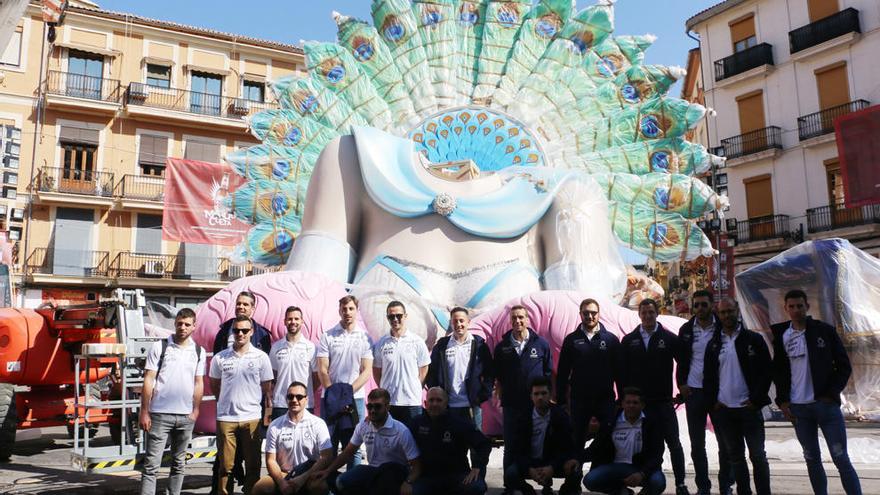 La foto obligada davant del monument a mig plantar de la Falla Convent Jerusalem, una de les comissions de referència a València.