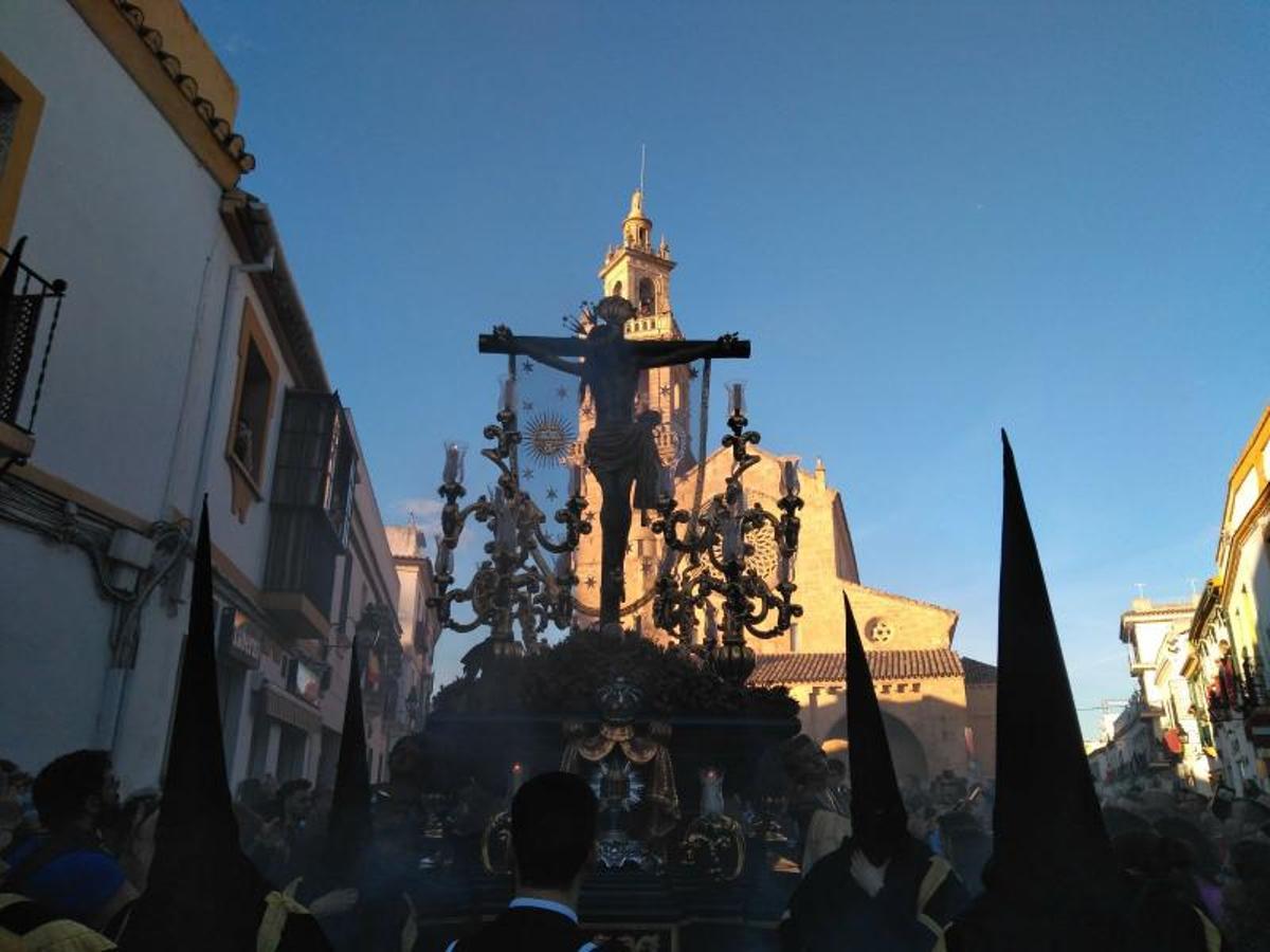 Una tarde primaveral envuelve a las cofradías el Lunes Santo