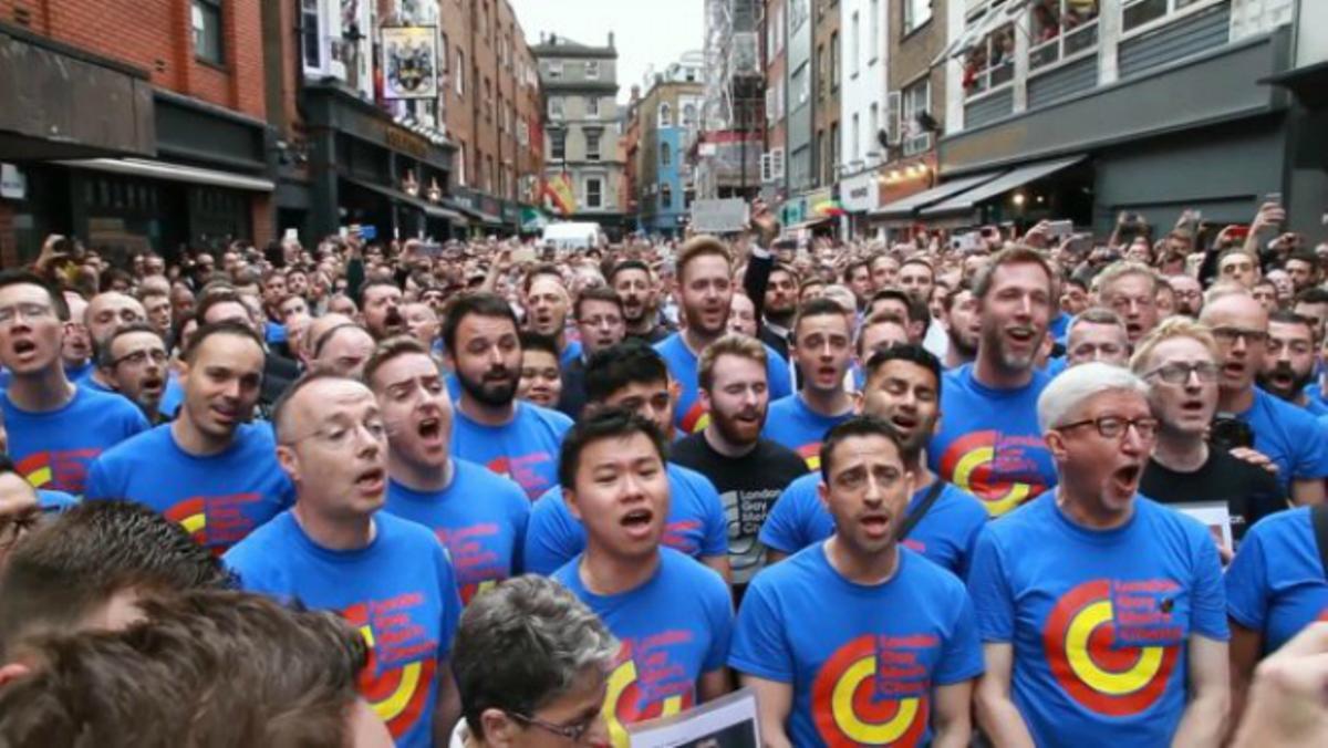 Així canta el Cor Gai de Londres en homenatge a les víctimes d’Orlando.