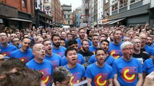 Así canta el coro gay de Londres en homenaje de las víctimas de Orlando.