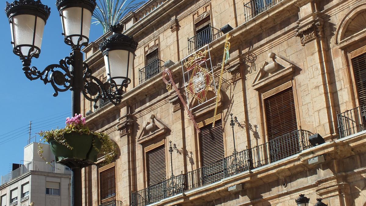Detalle de la fachada del Ayuntamiento de Castelló.
