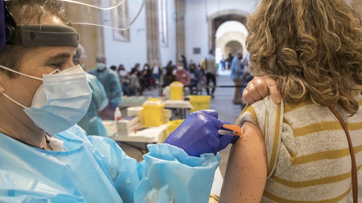 Una mujer se vacuna en Salamanca.