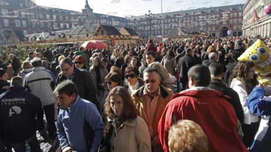 Pelucas de colores y todo tipo de gorros tiñen de alegría Madrid