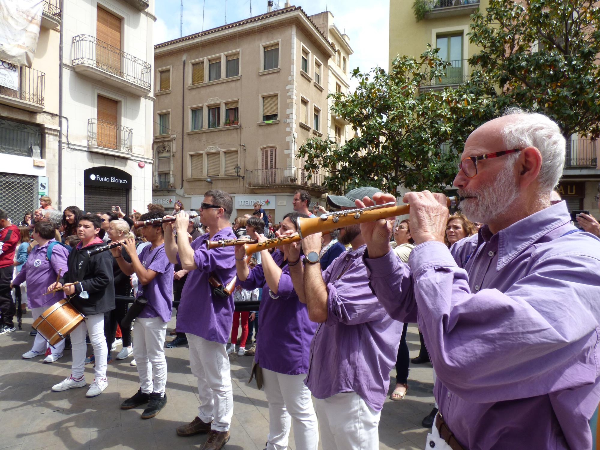 La Colla Castellera aporta emoció a les Fires amb el pilar caminant de Santa Creu