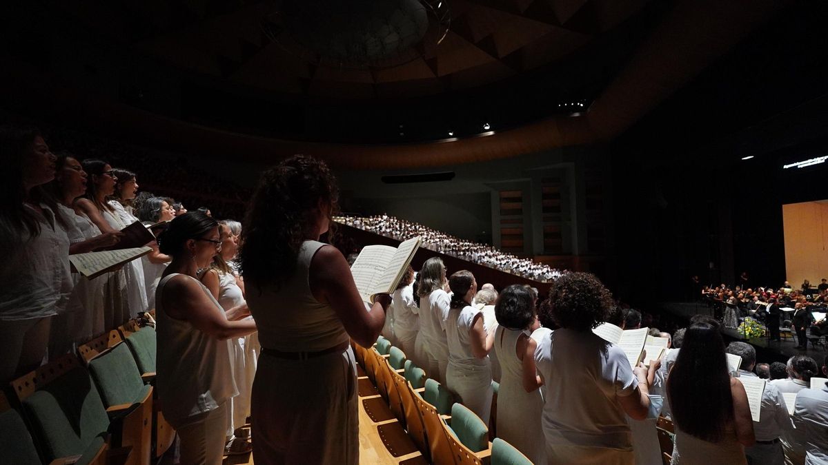 Imagen del patio de butacas con las voces 'amateurs' que han interpretado la Novena de Beethoven en el Maestranza.