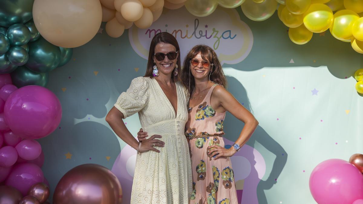 La fundadoras de Minibiza Virginia y Marie Hélène, posan en el photocall.