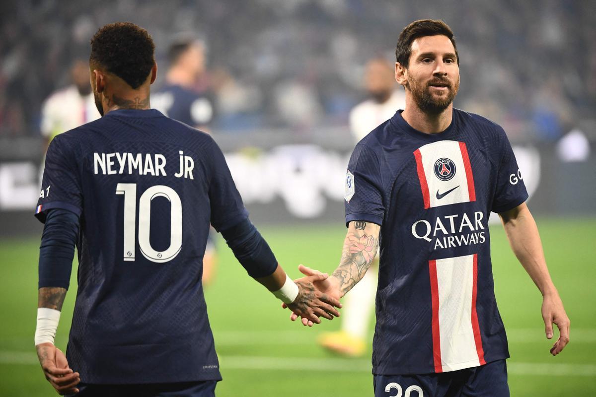 Messi agradece la asistencia de Neymar en el gol del argentino que dio el triunfo al PSG en Lyon.