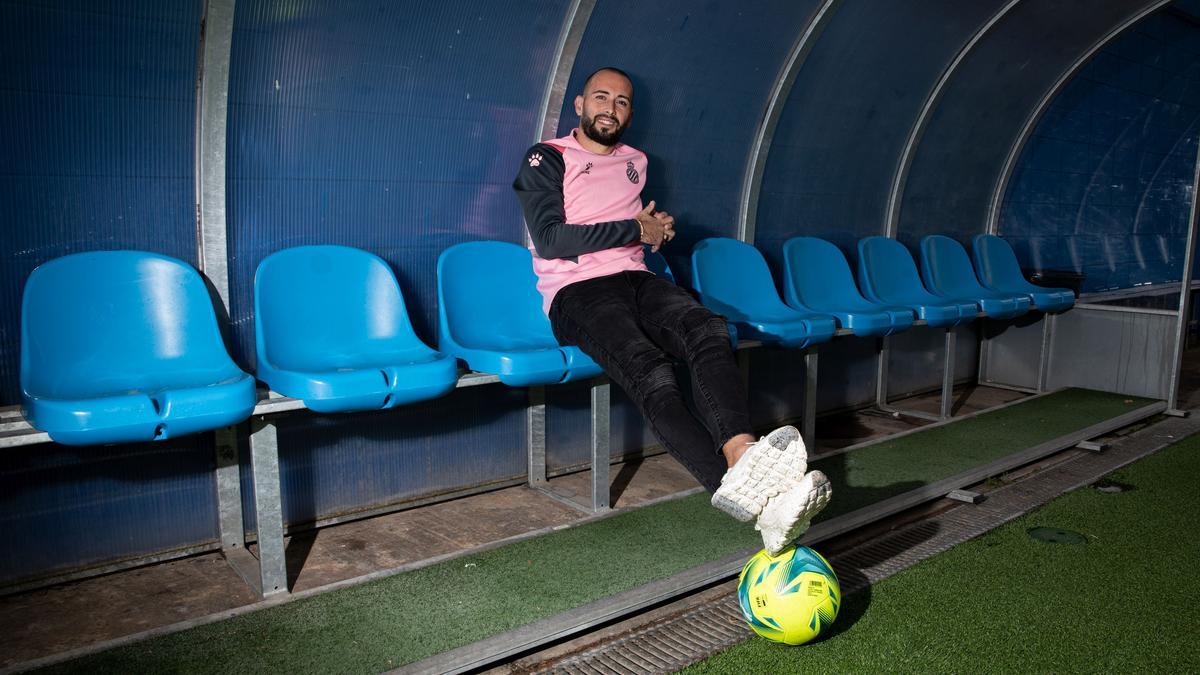 El carrilero blanquiazul, en un banquillo después de un entrenamiento en Sant Adrià.