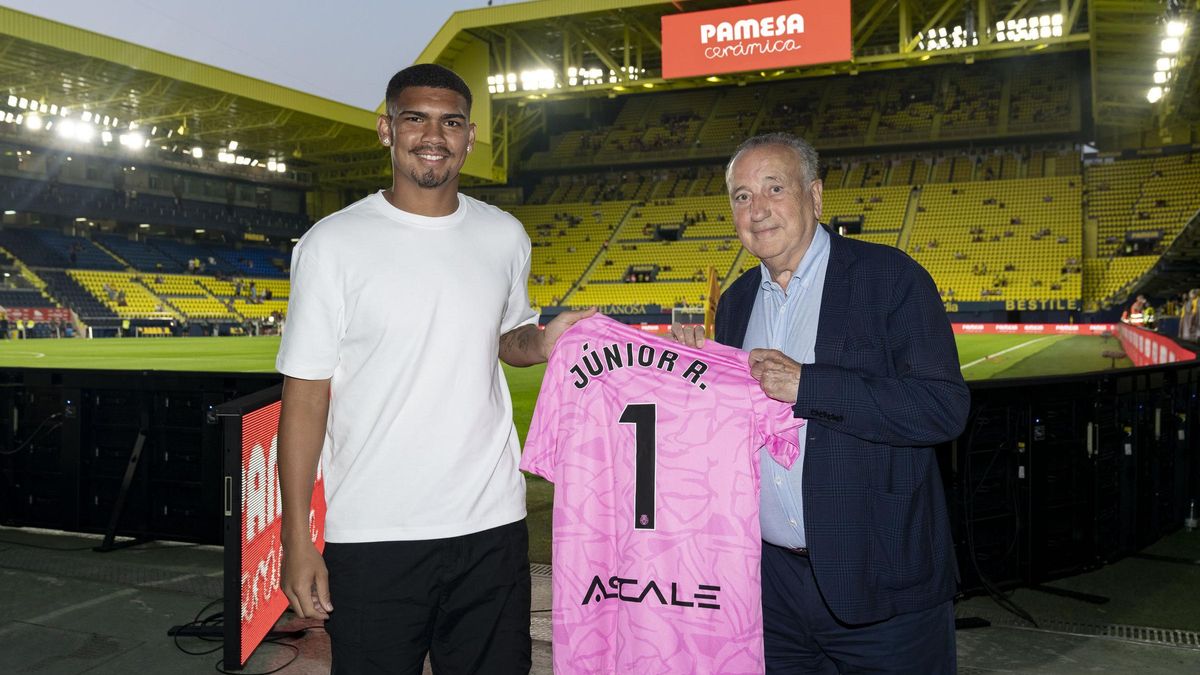 Luiz Júnior (i), nuevo portero del Villarreal, en el Estadio de la Cerámica junto al presidente, Fernando Roig.
