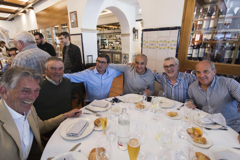 El empresario Pepe Barberá organizó ayer una comida por el Centenario del Valencia con más de 100 exjugadores y exdirectivos de distintas generaciones: Saura, Roberto Gil, los hermanos Claramunt, Forment, Tatono, Paquito, Zigic, Carboni... (en la imagen, Juan Sánchez saluda a Juan Martín Queralt ante Bartual y Llorente).