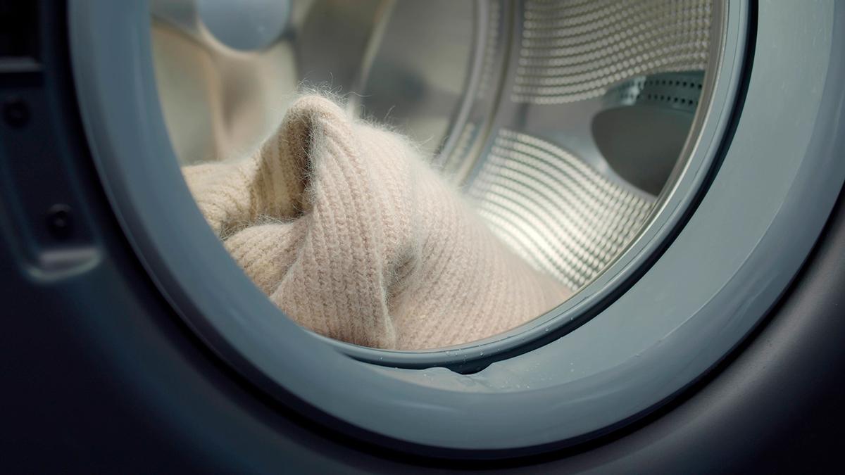 Jersey y chaqueta de lana en la lavadora: el desconocido giro de rosca que elimina el sudor y las bolitas