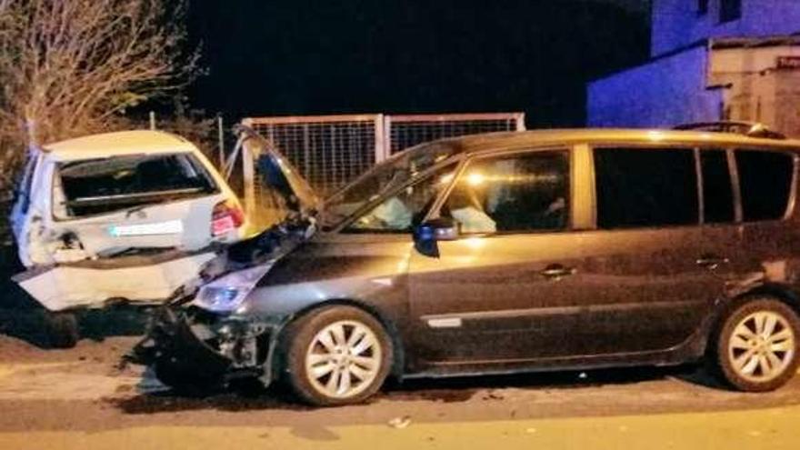 Ambos vehiculos, tras la colisión. // FdV