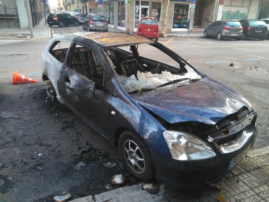 El pirómano vuelve a actuar y quema diez contenedores y destroza coches en Palma