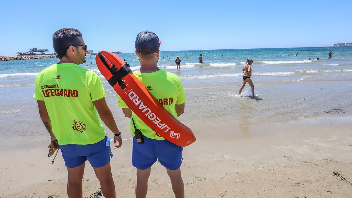 Socorristas en la playa de Los Náufragos en Torrevieja