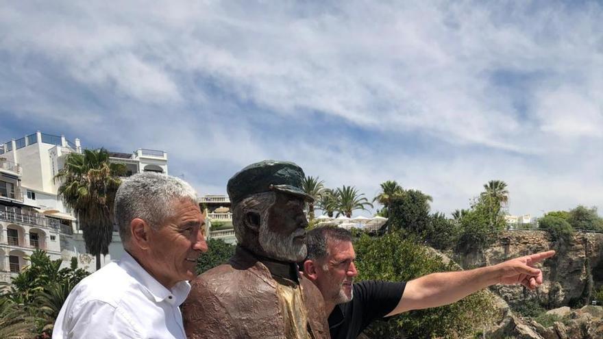 El autor con la escultura de Chanquete.