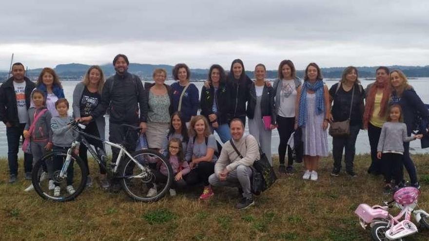 Los profesores de A Illa acudieron ayer al colegio andando o en bicicleta desde O Bao. // FDV