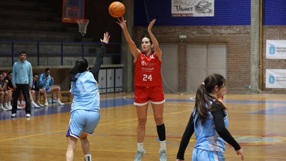 Sofía Arcos lanza a canasta en un partido de Maristas esta temporada.