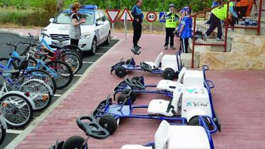 Un grupo de es colares preparándose en el Centro de Educación Vial