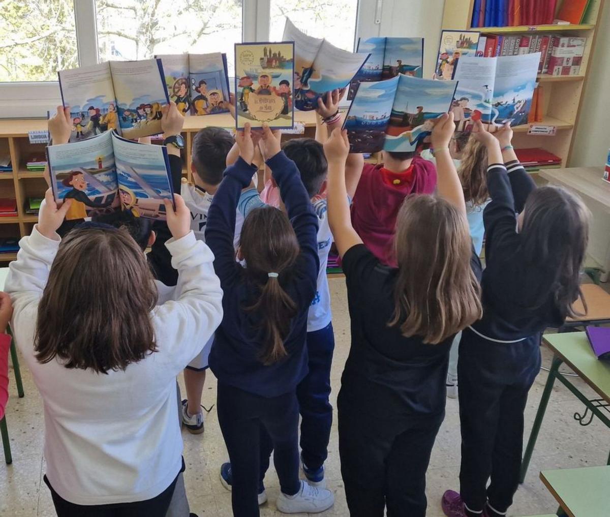 Escolares con el cuento editado por Igualdade. |  FdV