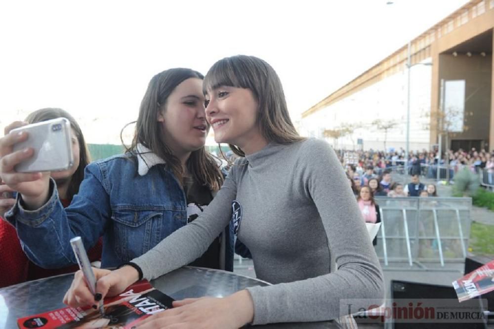 Firma de discos de Aitana en Murcia