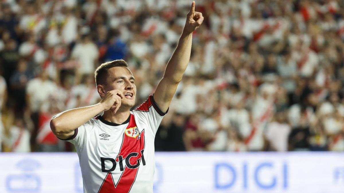 Jorge de Frutos celebra tras marcar el tercer gol ante el Neman, durante el partido de la fase eliminatoria de la Liga Conferencia que Rayo Vallecano y el Neman Grodno disputan este jueves en el estadio de Vallecas, en Madrid. EFE/Mariscal