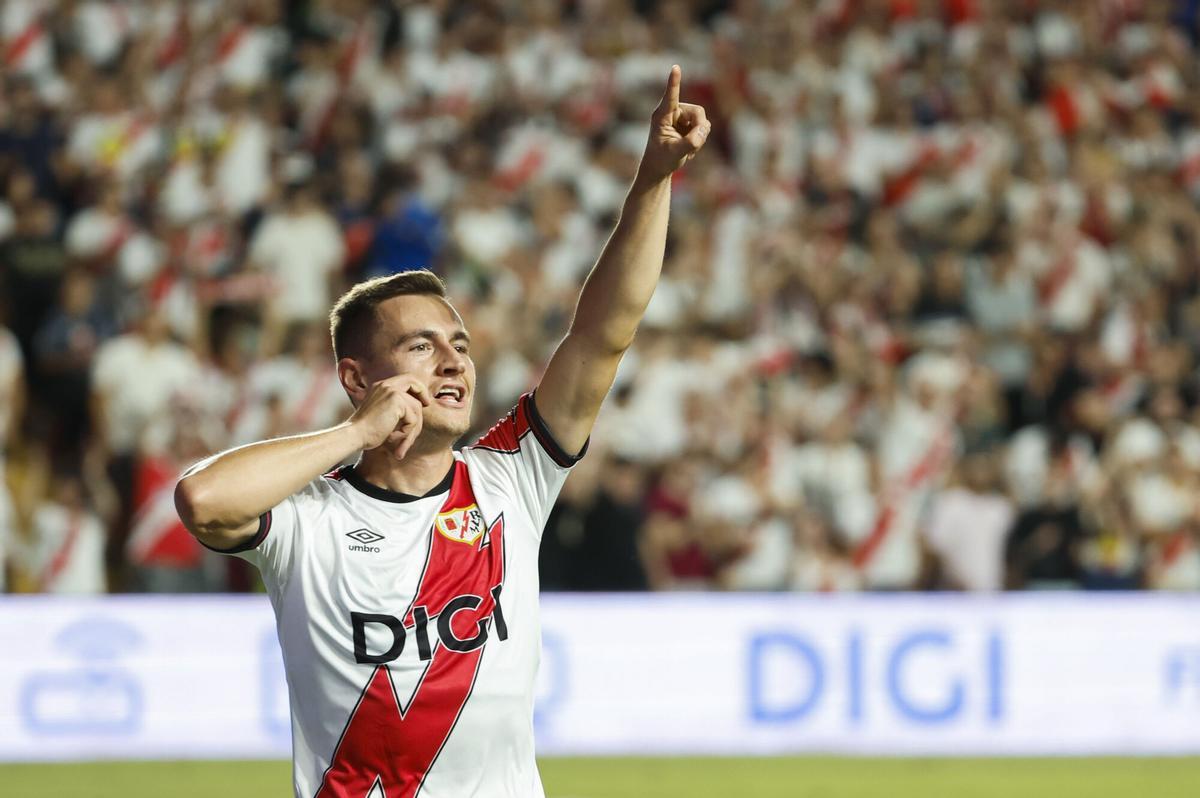 Jorge de Frutos celebra tras marcar el tercer gol ante el Neman, durante el partido de la fase eliminatoria de la Liga Conferencia que Rayo Vallecano y el Neman Grodno disputan este jueves en el estadio de Vallecas, en Madrid. EFE/Mariscal
