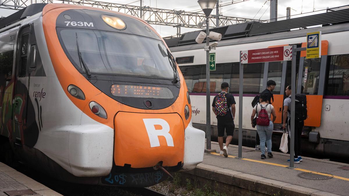 La estación de Rodalies de Montcada Bifurcació, en el primer día laborable en que vuelven a funcionar las líneas R3, R4 y R7