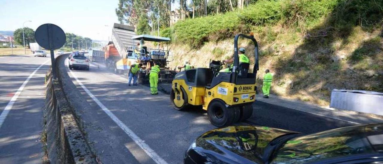 Trabajos de asfaltado que acomete estos días la Xunta en la PO-531. // G. Santos