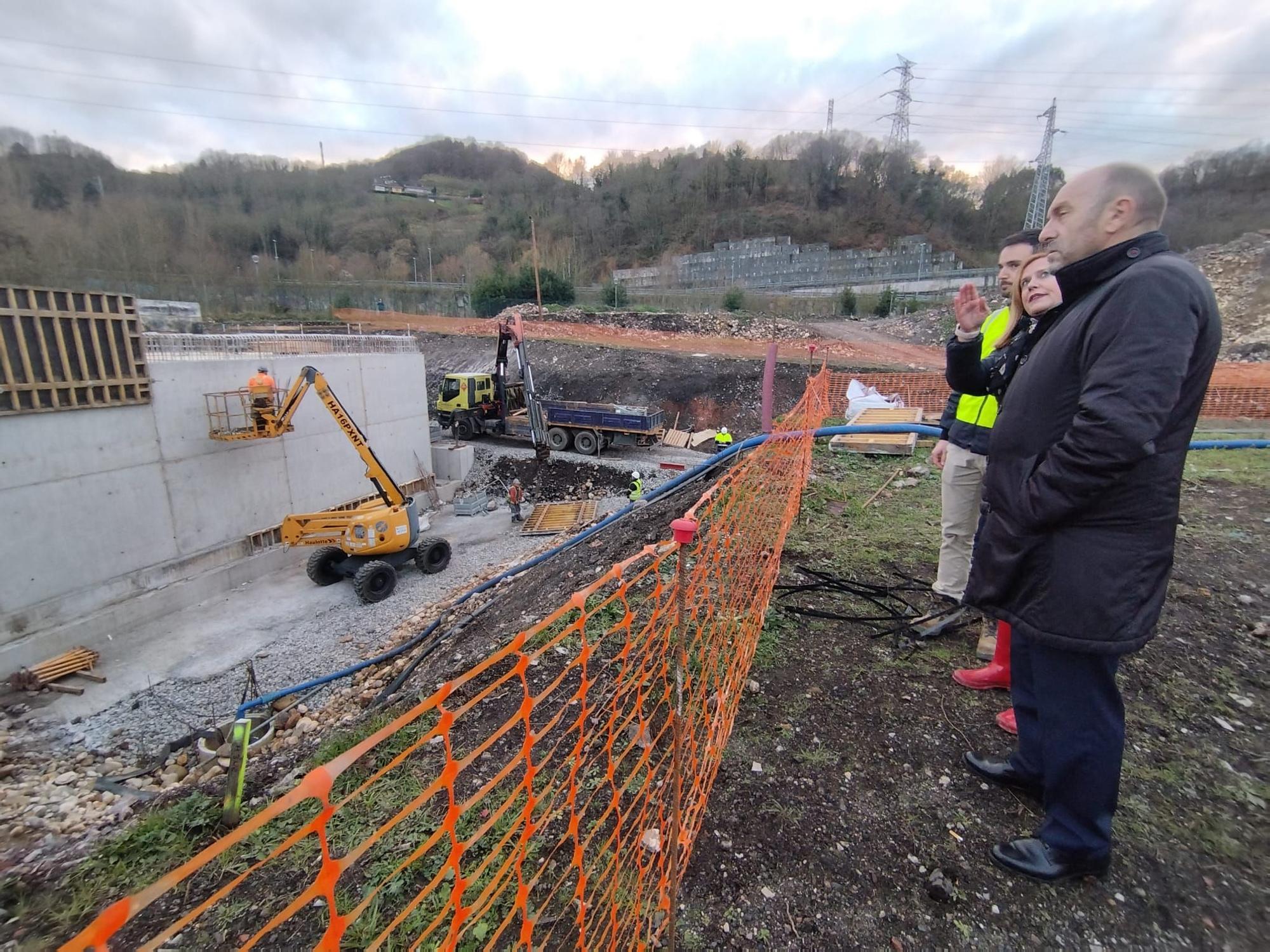 Obras de acceso al futuro ferial de talleres del Conde, en Langreo