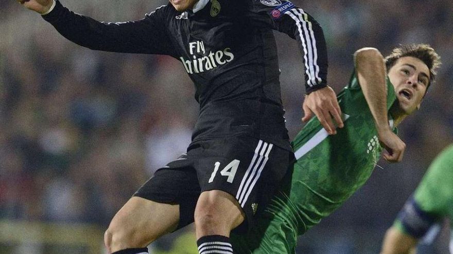 Dani Abalo disputa un balón con el mexicano Javier "Chicharito" Hernández.