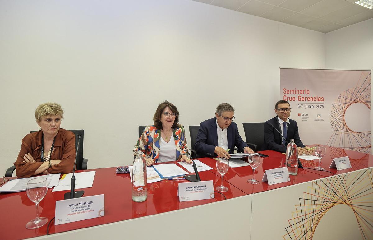 La rectora de la UA, junto al conseller de Educación, el gerente de la UA y la secretaria ejecutiva de la CRUE Gerencias, en Alicante
