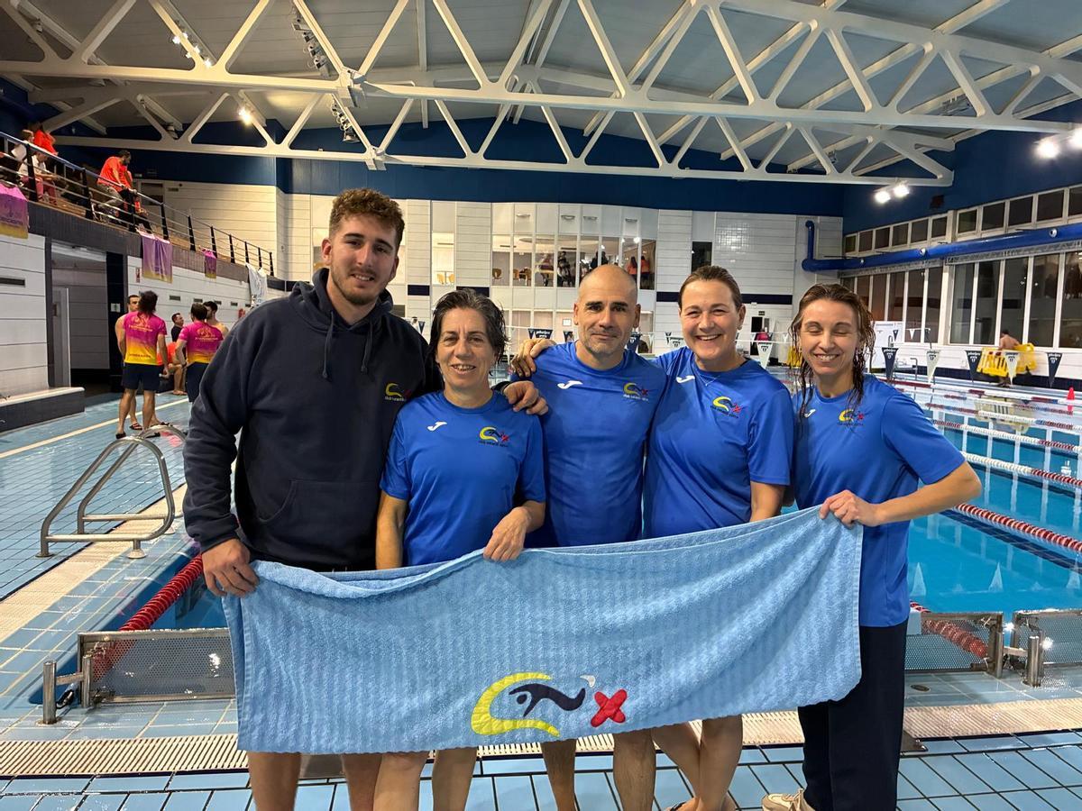 Nadadores master del CN Xàtiva en la competición en Alzira.