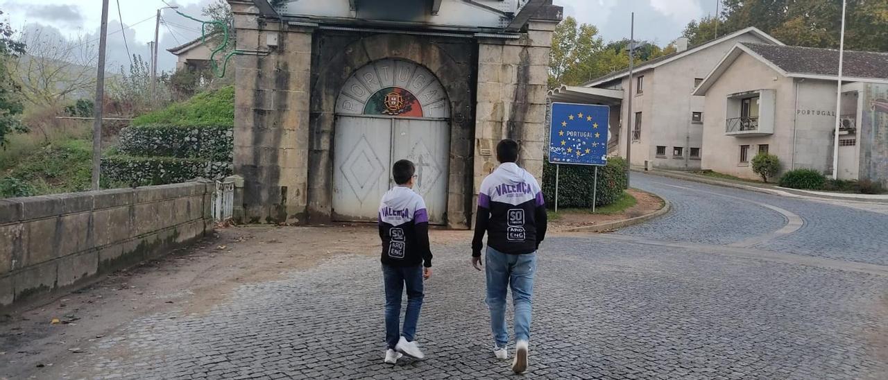 Martín y Juan Vilar Alonso, camino del entrenamiento en el Valença Hóquei Clube.