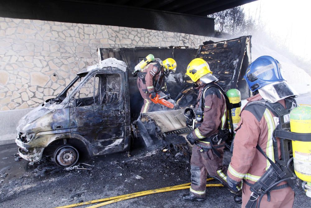 S''incendia un camió a l''AP7 a Salt i provoca cues a l''autopista