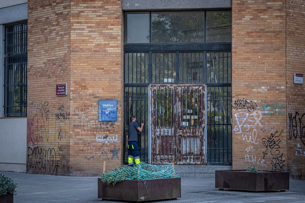Antiguo edificio de Telefónica, en Sant Adrià de Besòs, que el Ayuntamiento adquirirá por unos dos millones de euros para convertirlo en viviendas adaptadas para personas mayores. A 28 de julio de 2026. Sociedad. AUTOR: MANU MITRU | EPC
