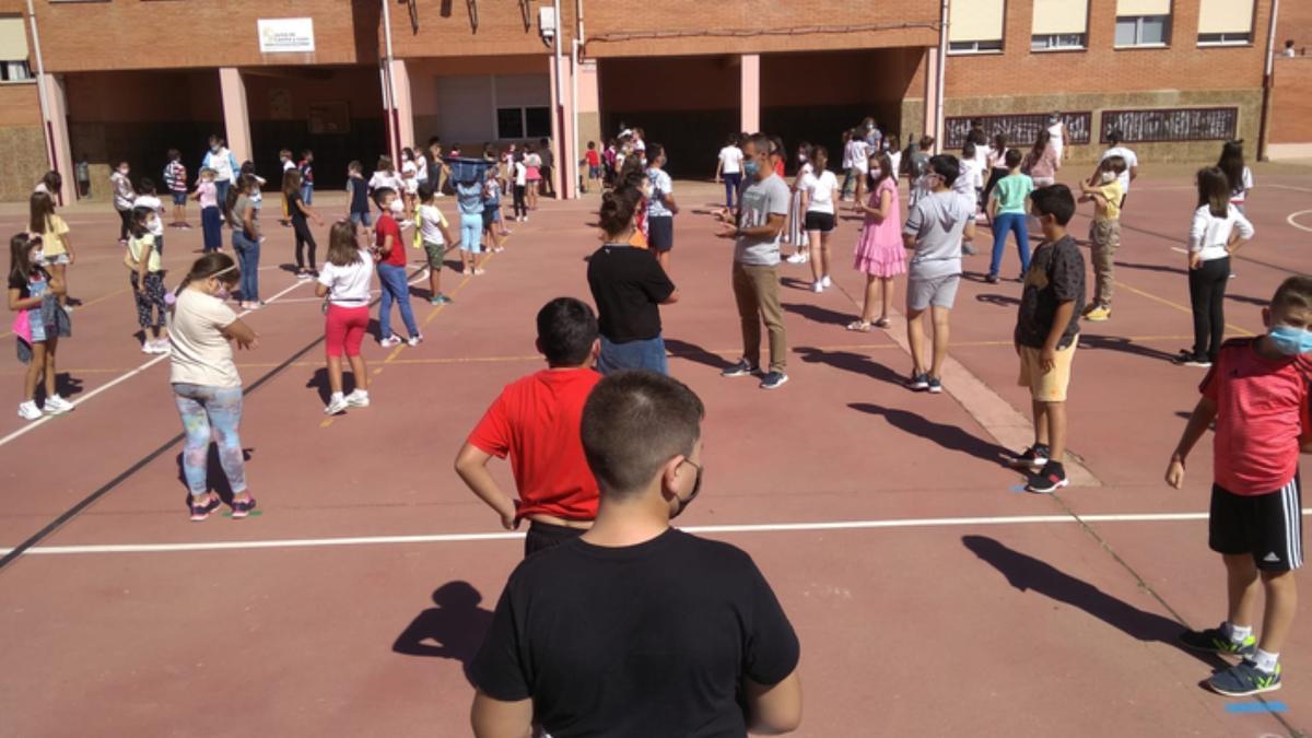 Escolares en el inicio del curso en un colegio de Benavente