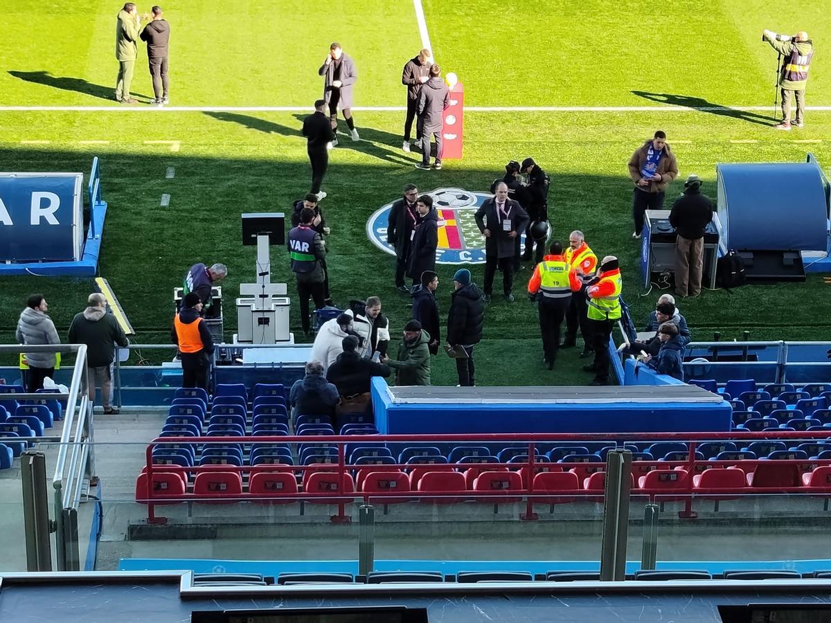 Moleiro firma a unos afiiconados mientras en la parte superior Parejo charla con Casquero.