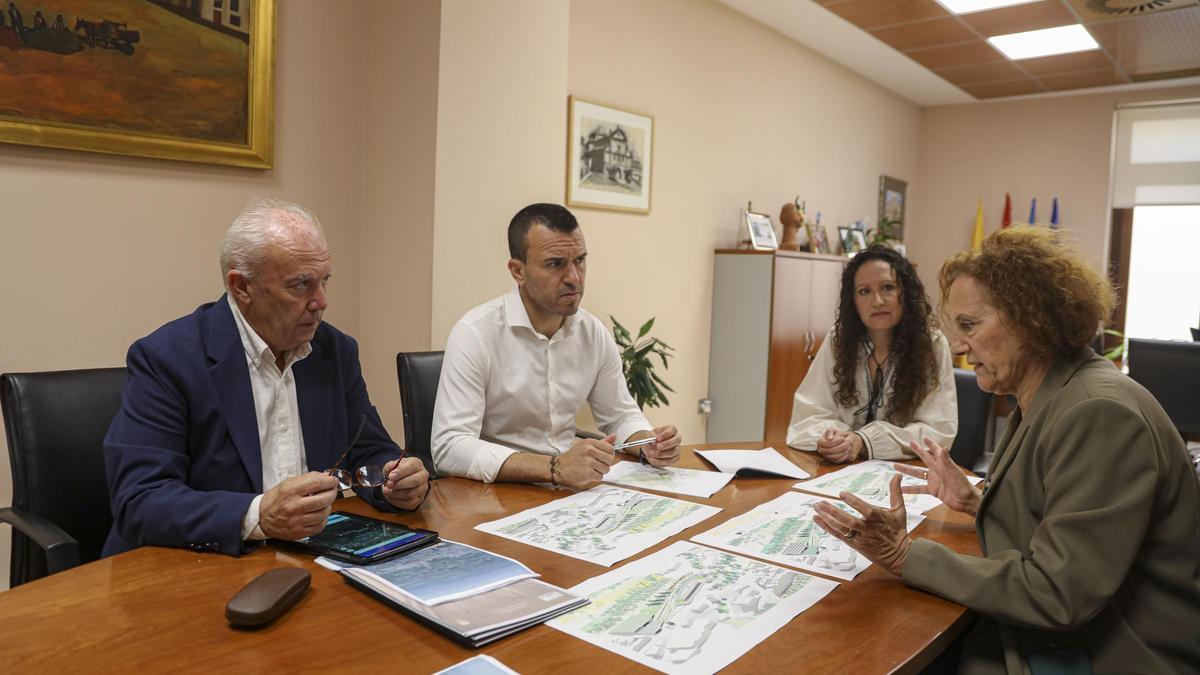 Imagen de la reunión entre los representantes de la Diputación y el Ayuntamiento de Enguera.