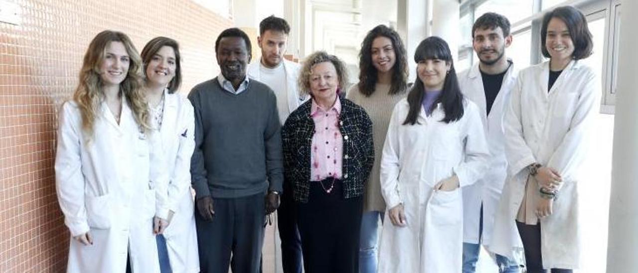 Los catedráticos Yagamare Fall y Generosa Gómez, en el centro, con el resto de investigadores de su grupo, en la Facultad de Química. |   // RICARDO GROBAS