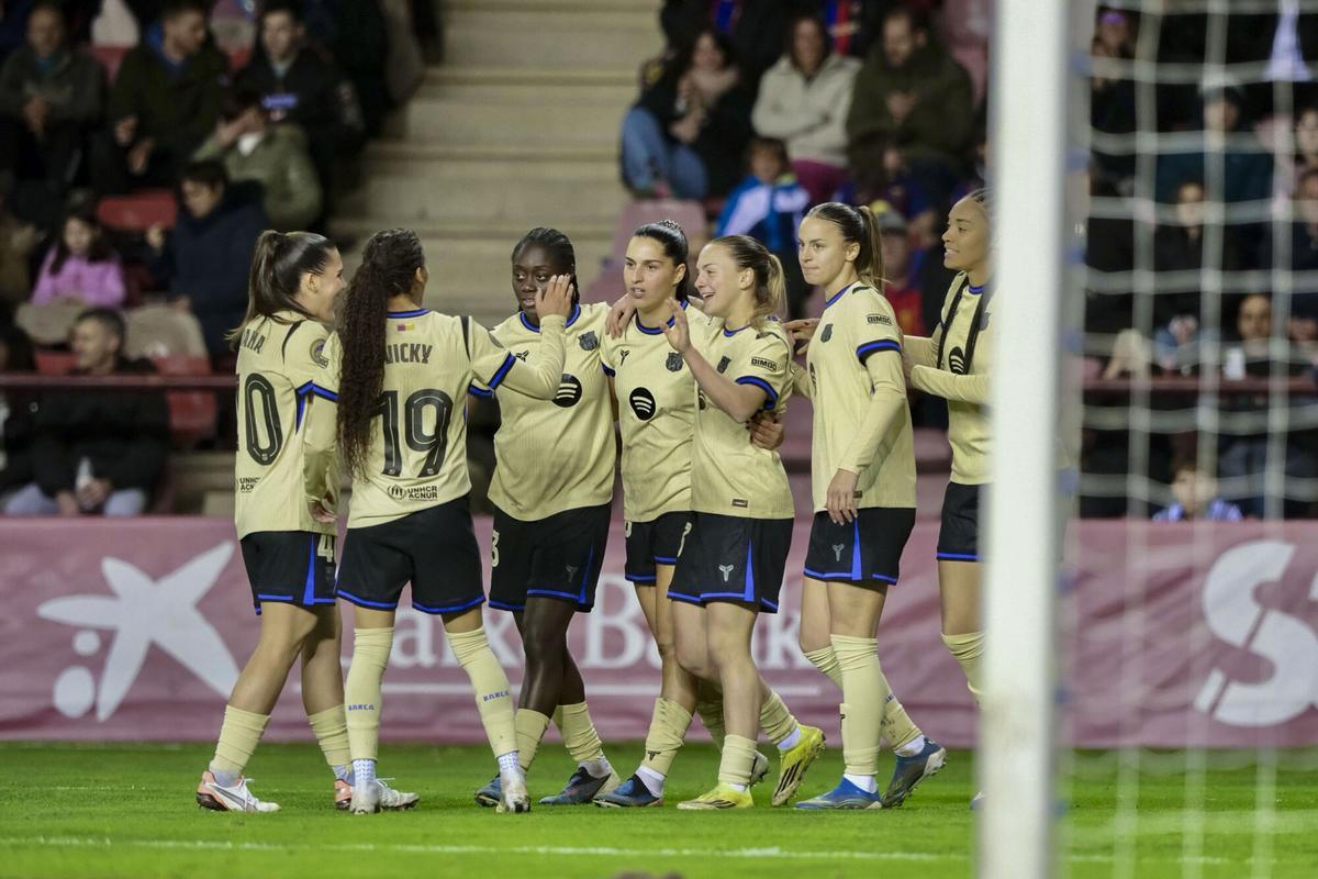 Las jugadoras del Barcelona celebran el primer gol, durante el partido de la Liga F que Dux Logroño y FC Barcelona disputan este domingo en el estadio de Las Gaunas. EFE/Fernando Díaz