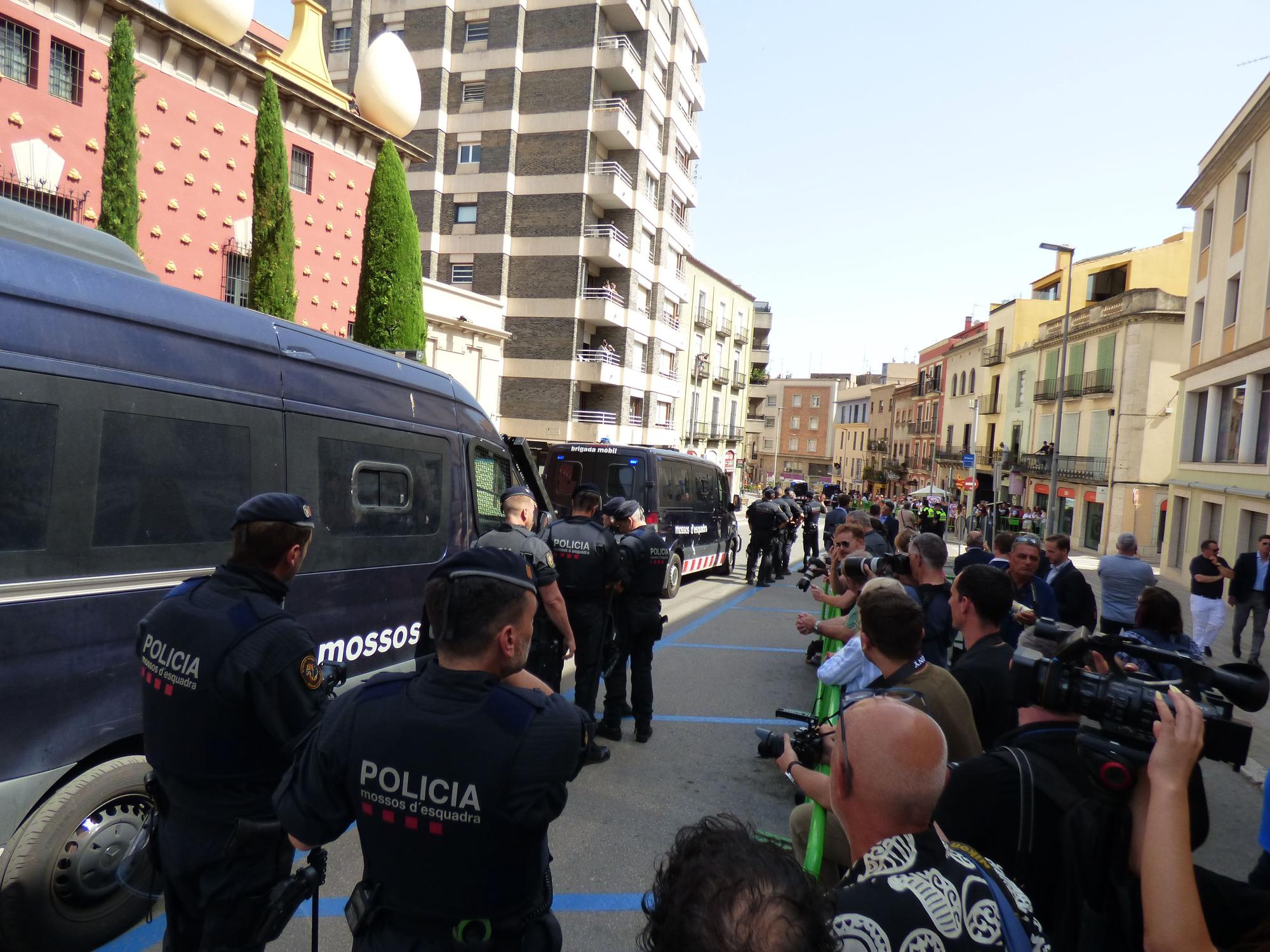 La princesa Elionor i la infanta Sofia rebudes a Figueres amb manifestants favorables i contraris